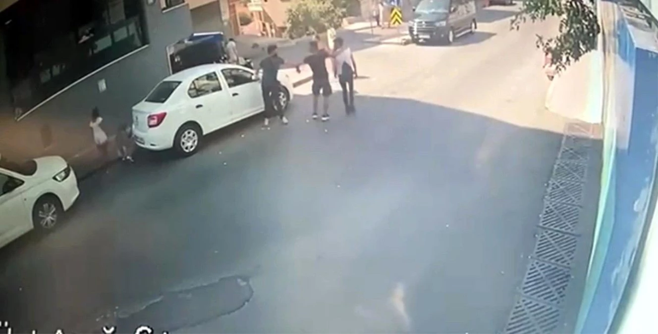 Beyoğlu\'nda cadde ortasında bıçaklı kavga kamerada
