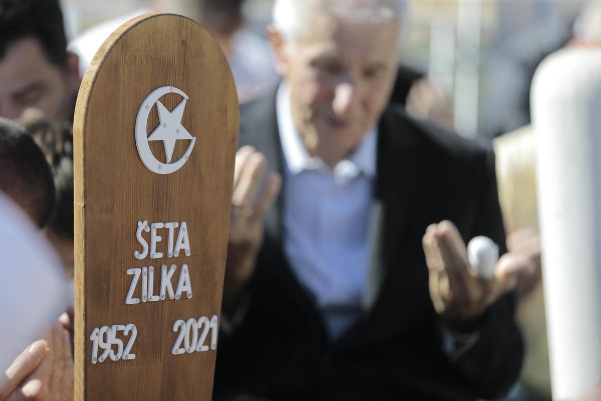 Bosna Hersekli ihtiyaç sahiplerinin "Zilha teyze"si toprağa verildi