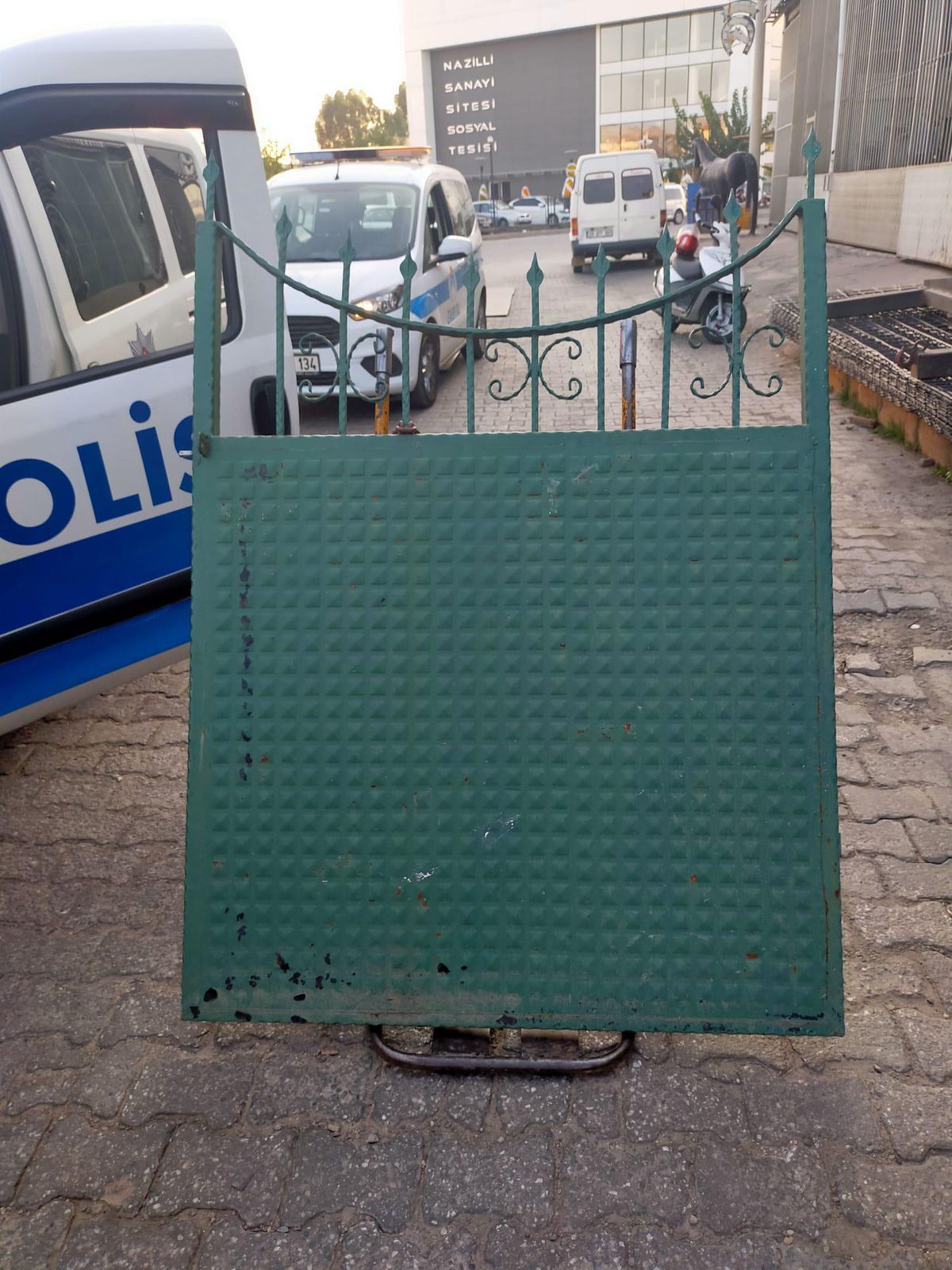 Çaldıkları mezarlık kapısını satmaya çalıştıkları öne sürülen 2 şüpheli yakalandı
