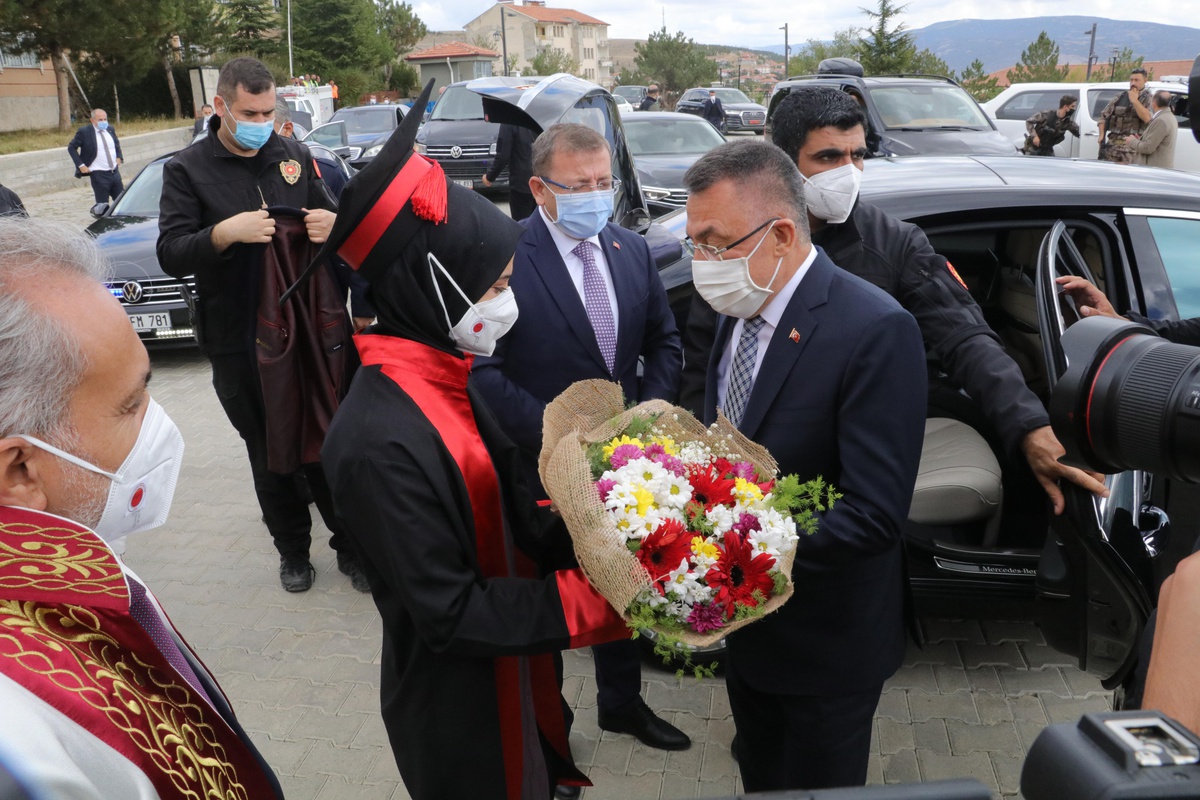Cumhurbaşkanı Yardımcısı Oktay, Yozgat\'ta meslek yüksekokulu mezuniyet töreninde konuştu Açıklaması