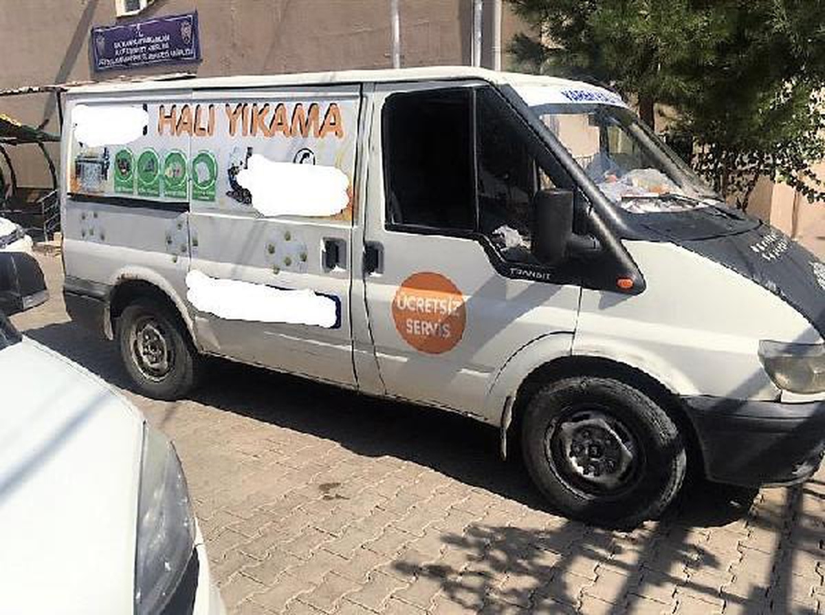 Halı yıkama minibüsünden 33 kaçak göçmen çıktı