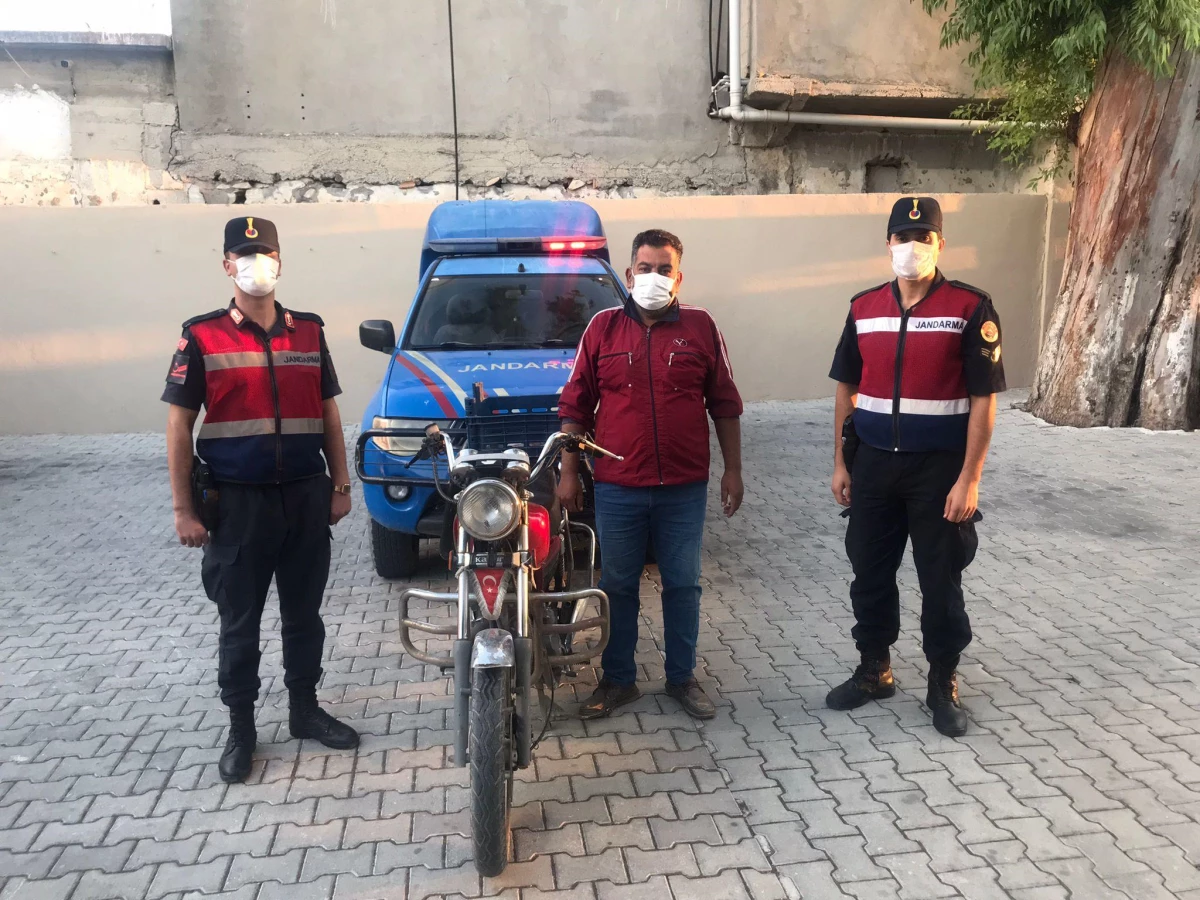 Son dakika haberi... Hatay\'da 7 yıl önce çalınan motosikleti jandarma bularak sahibine teslim etti