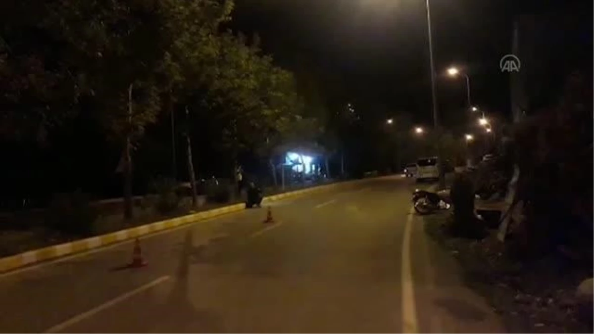 KAHRAMANMARAŞ - Refüje çarpan motosiklettekilerden 1\'i öldü