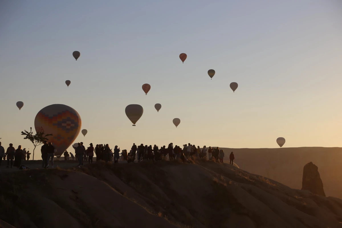 Kapadokya\'da balonları izlemek isteyen turistler tepelere akın ediyor