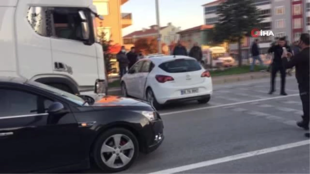 Konya\'dan feci kaza: Tır çarptığı otomobili 43 metre sürükledi