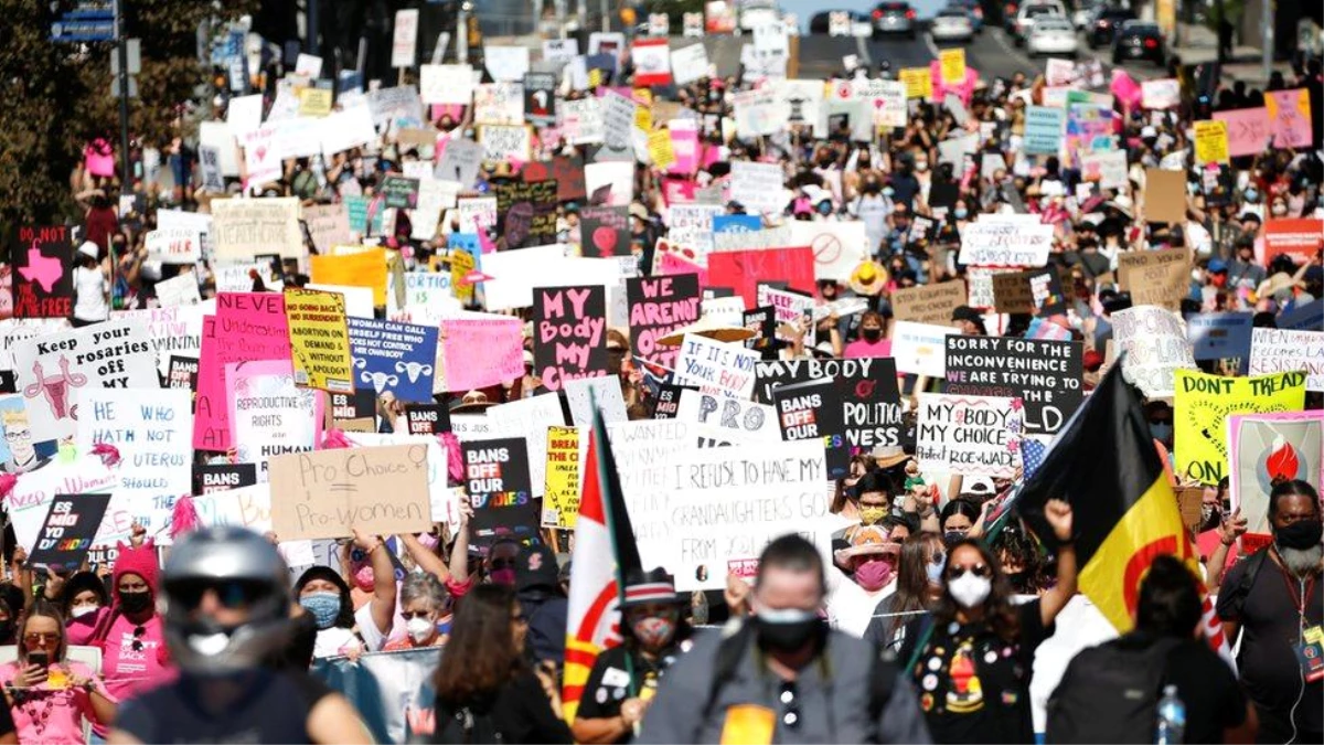 Kürtaj: ABD\'de 50 eyalette on binlerce kişi kürtaj hakkı için sokağa çıktı