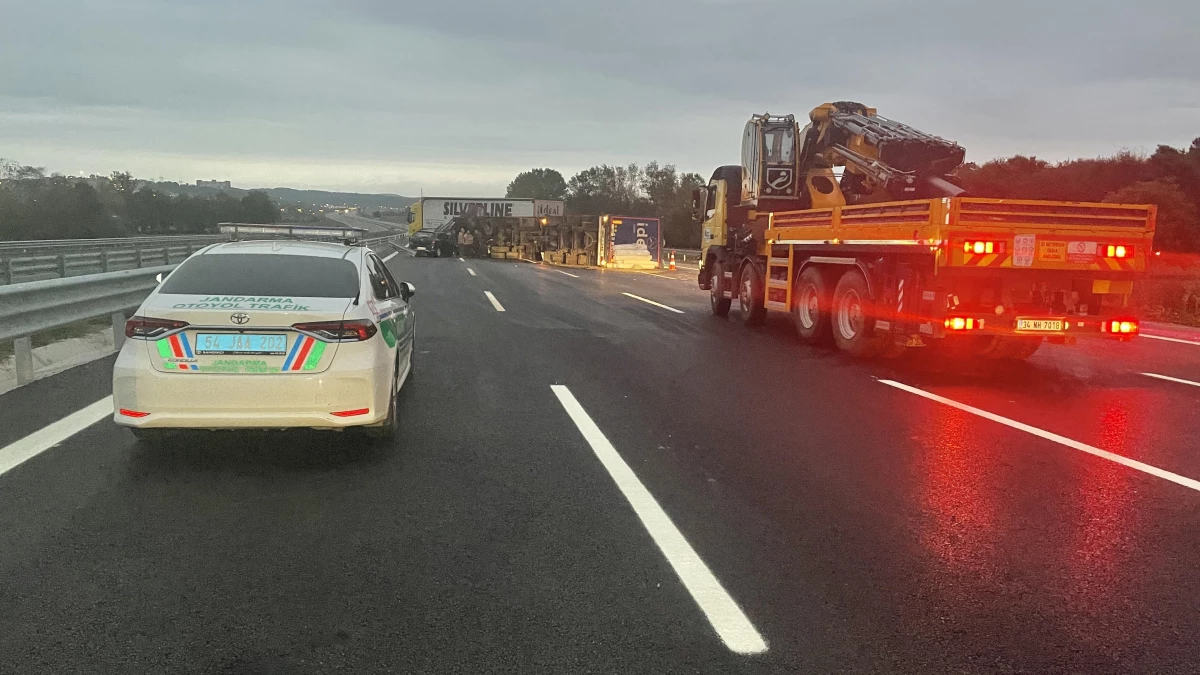 Kuzey Marmara Otoyolu\'nda devrilen kamyonun sürücüsü yaralandı