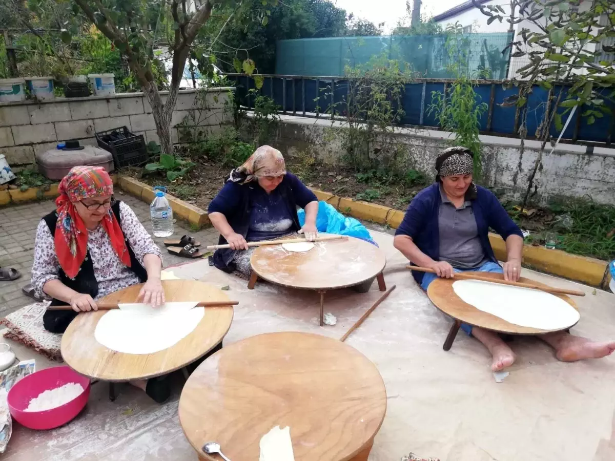 Mahalleli kadınlar kış hazırlığı yapıyor