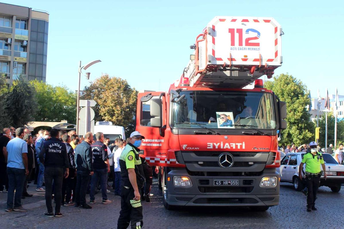 Manisa\'da genç itfaiyeci son yolculuğuna itfaiye aracıyla gitti