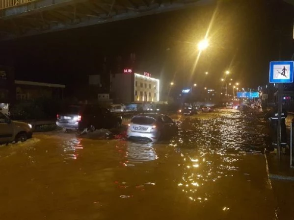 Yağışın etkili olduğu Trabzon'da sokaklar, sulara teslim! Trafik durma noktasına geldi