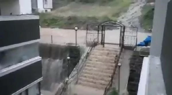 Yağışın etkili olduğu Trabzon'da sokaklar, sulara teslim oldu! Trafik durma noktasında