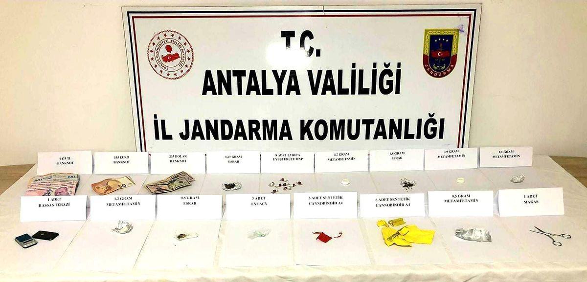 Uyuşturucu maddenin etkisindeki sürücünün aracından çeşit çeşit uyuşturucu madde çıktı