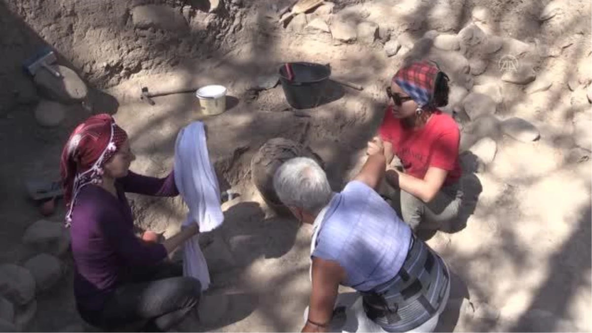 Yumuktepe Höyüğü\'nde 4 bin 500 yıllık küpün yer aldığı yapı bulundu