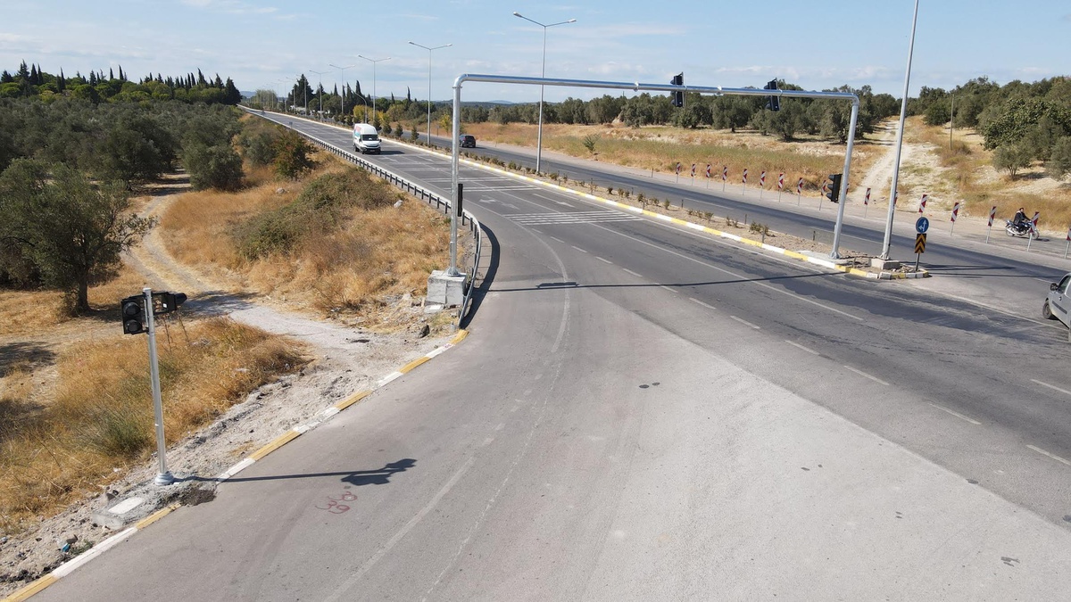 Altınova köy bağlantı yolu, mezarlık çıkışında sinyalizasyon çalışmalarında sona yaklaşıldı