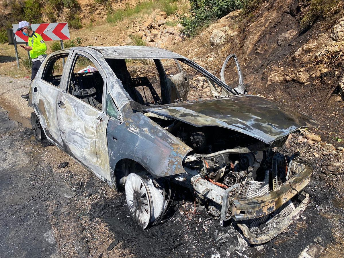 Anamur\'da seyir halinde alev alan otomobil kullanılamaz hale geldi