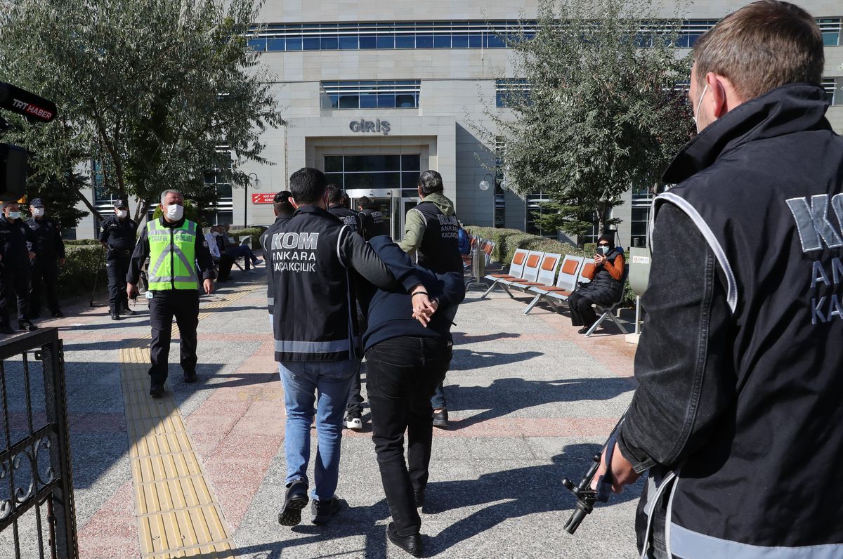 Son dakika haberleri: Ankara merkezli uyuşturucu operasyonunun şüphelileri adliyeye sevk edildi