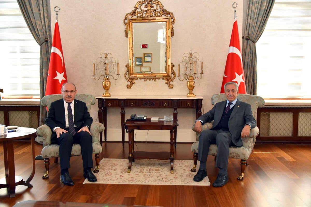 Arınç\'tan Vali Karadeniz\'e ziyaret