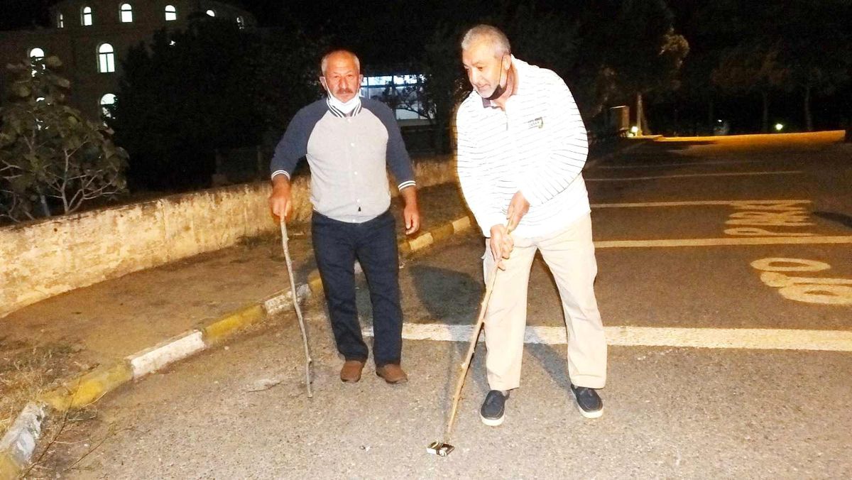 Burhaniye\'de emekli öğretmen çevre günülüsü oldu