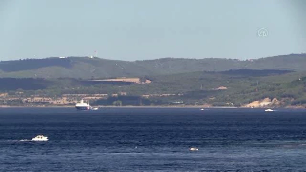ÇANAKKALE - Rus Donanmasına ait tanker, Çanakkale Boğazı\'ndan geçti