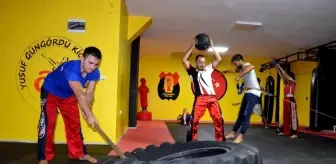Crossfit sporcuları traktör lastiği, balyoz ve halatla güç depoluyor