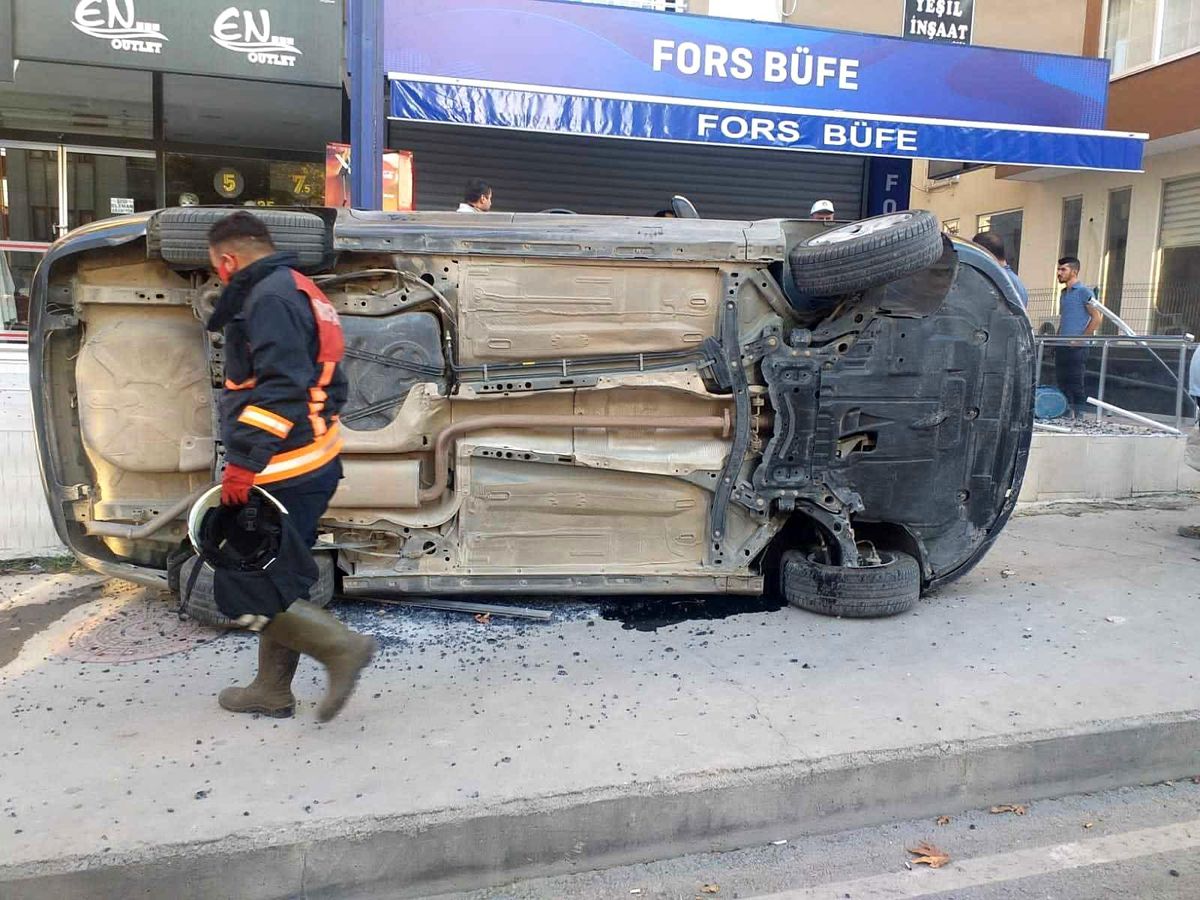 Devrilen otomobilin sürücüsü yaralandı