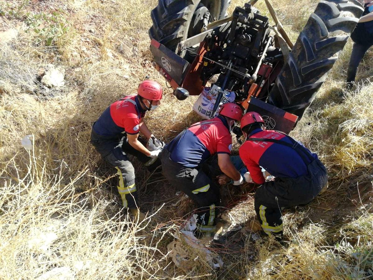 Devrilen traktörün altında kalan sürücü kurtarılmadı