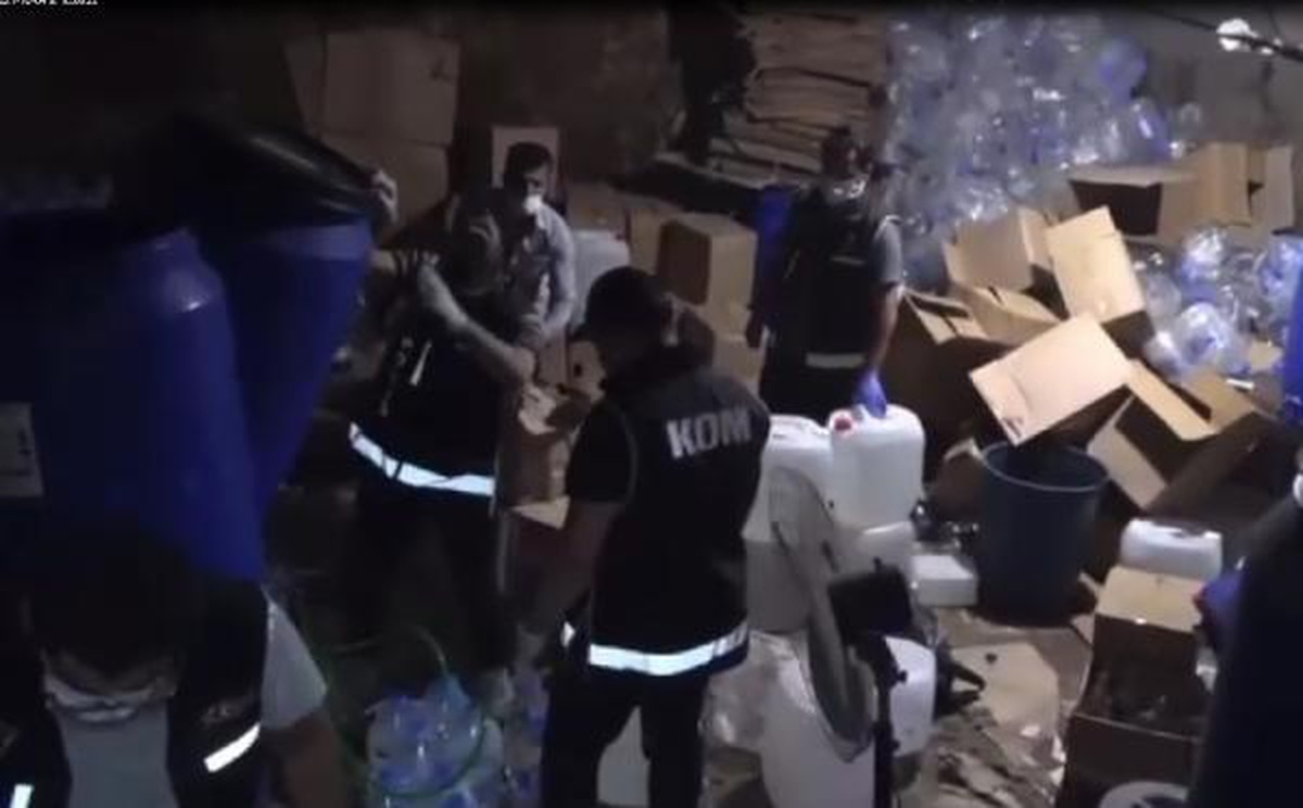 Duvarı balyozla kırılarak girilen depoda 2 bin 340 litre etil alkol ele geçirildi