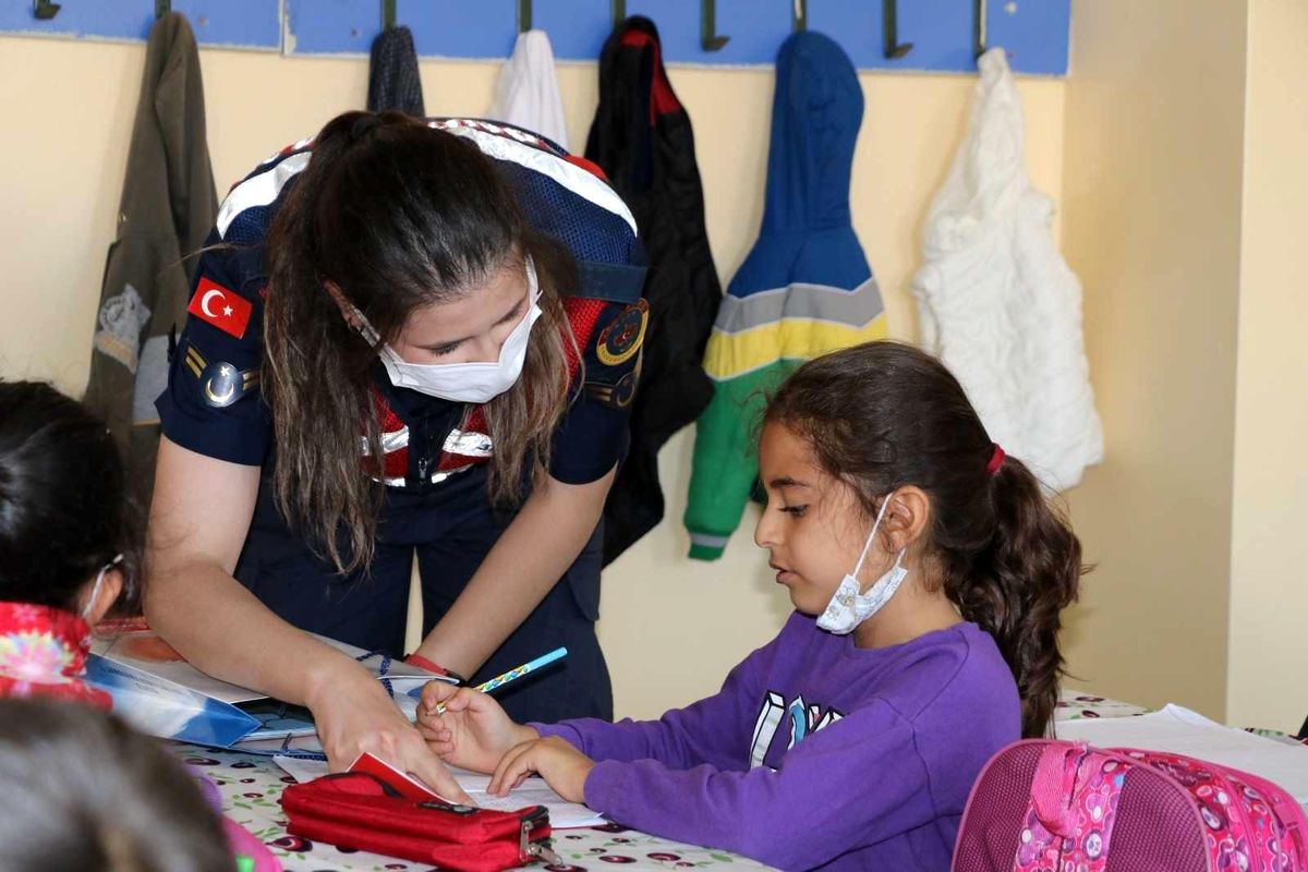 Elazığ\'da jandarma ekipleri çocuklarla bir araya geldi