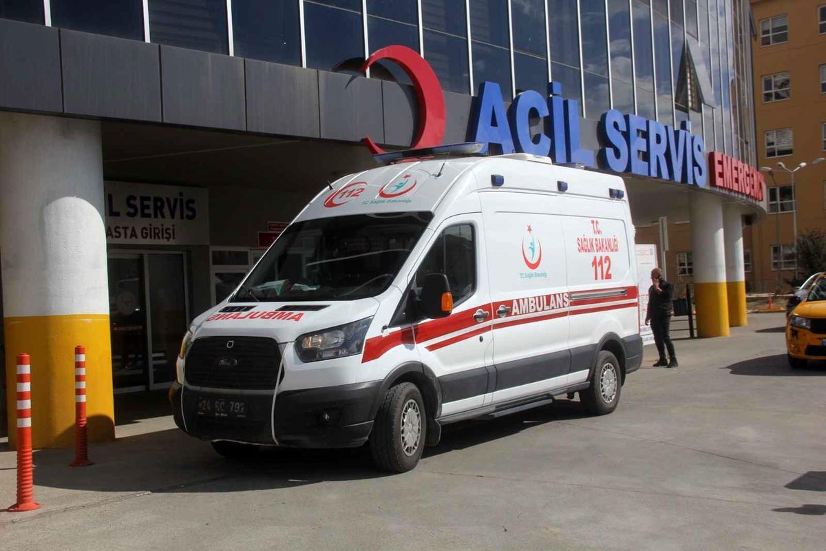 Son dakika: Erzincan\'da trafik kazası: 4 yaralı