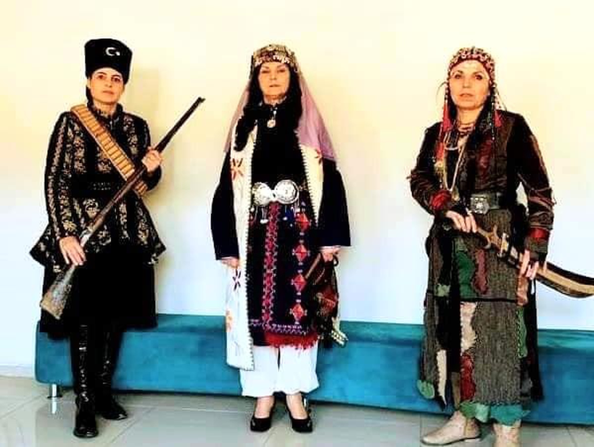 Eskişehir Anadolu Bacıları, Aydın\'da tiyatral defile sahnelediler