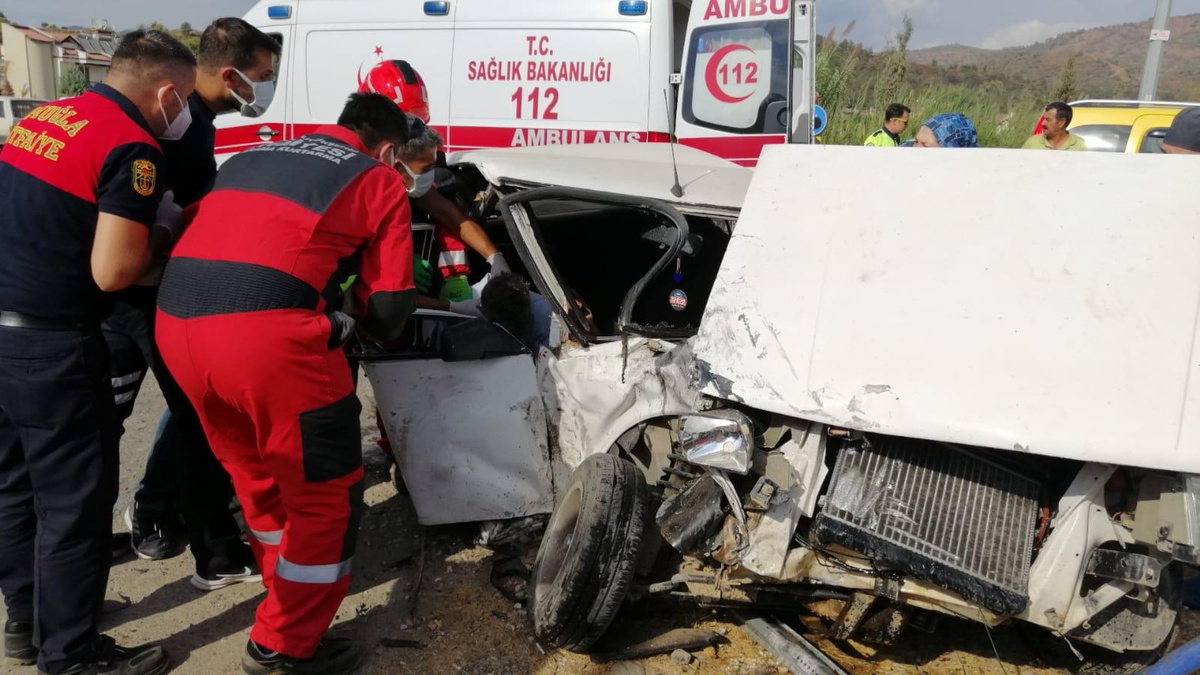 Son dakika haber: Fethiye\'de kaza yapan otomobilde sıkışan 2 kişi yaralandı