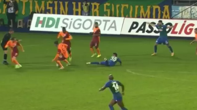 Galatasaray'ın son saniye golünde faul var mı? Deniz Çoban tartışmalara son noktayı koydu Galatasaray'ın son saniye golünde faul var mı? Deniz Çoban tartışmalara son noktayı koydu