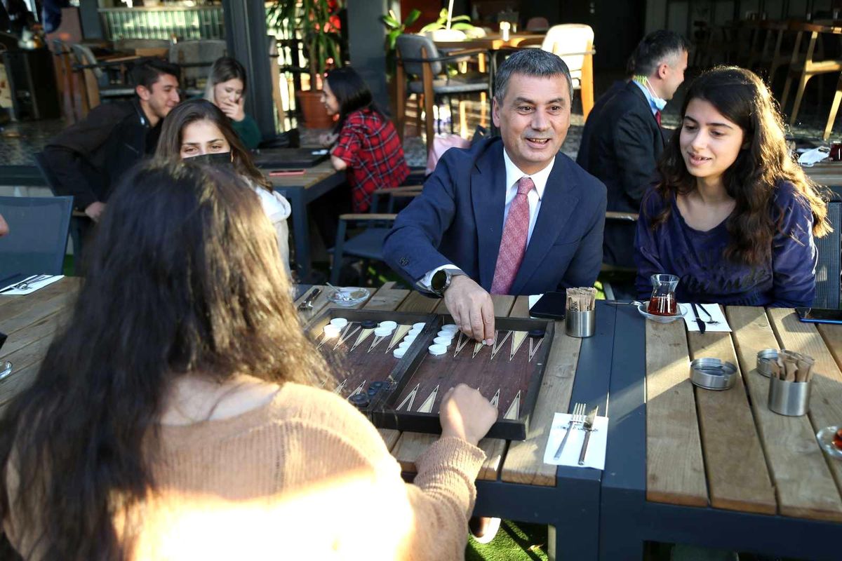 Gölbaşı Belediye Başkanı Şimşek, gençlerle tavla oynadı