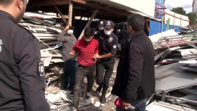 İstanbul'da polisin kağıt toplayıcılarının deposuna yaptığı baskında ortalık savaş alanına döndü