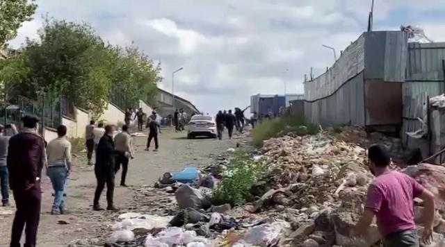 İstanbul'da polisin kağıt toplayıcılarının deposuna yaptığı baskında ortalık savaş alanına döndü