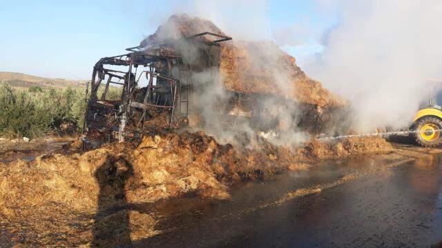 Kazada araçta sıkışan şahıs, samanların alev almasıyla yanarak can verdi