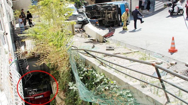 İstanbul'un ortasında korkunç kaza! Freni patlayan kamyonet iki otomobili de beraberinde sürükledi