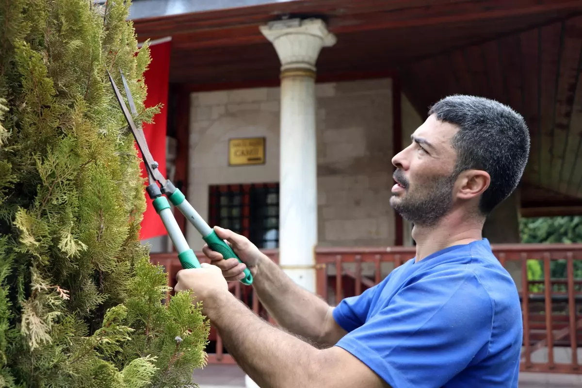 "Hayatının merkezindeki" camide imamlık yapmanın mutluluğunu yaşıyor