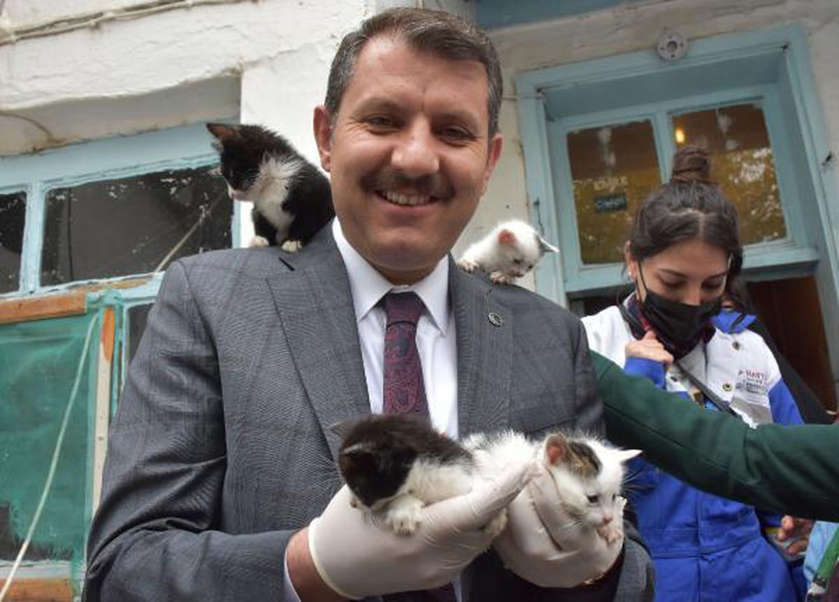 Hayvanseverin 15 bin liralık borcunun yarısını Vali Ayhan ödeyecek