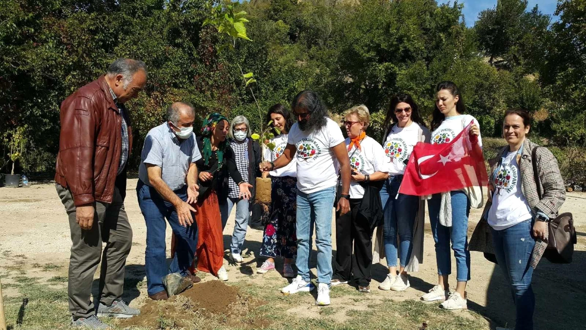 Hindistanlı Mohanji, Gürleyik köyüne 112 adet dut fidanı armağan etti