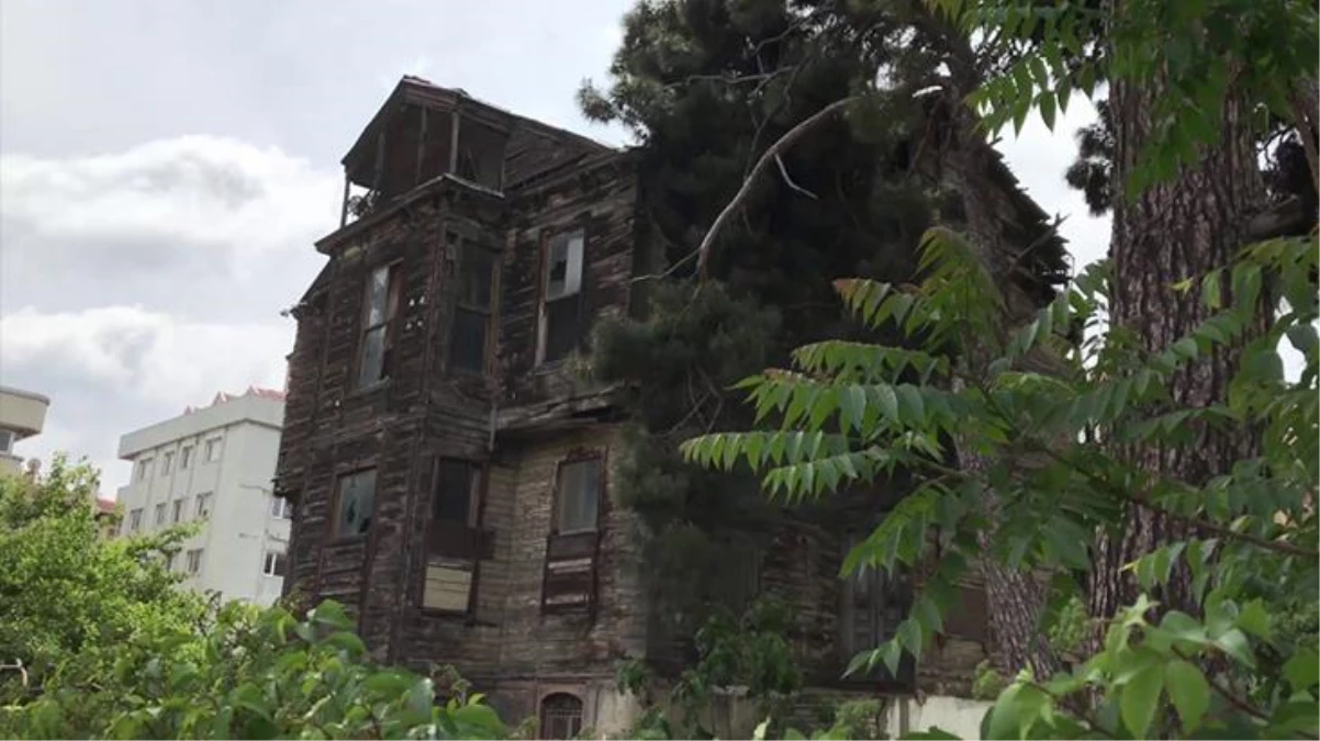 İstanbul\'un göbeğinde gizemli ahşap ev! Yılın belli dönemlerinde 5 saniyeliğine ortadan kaybolduğu iddia ediliyor