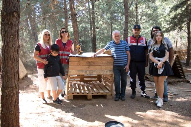 Jandarma, dernekler ile birlikte barınaktaki hayvanlar için kulübe yaptı