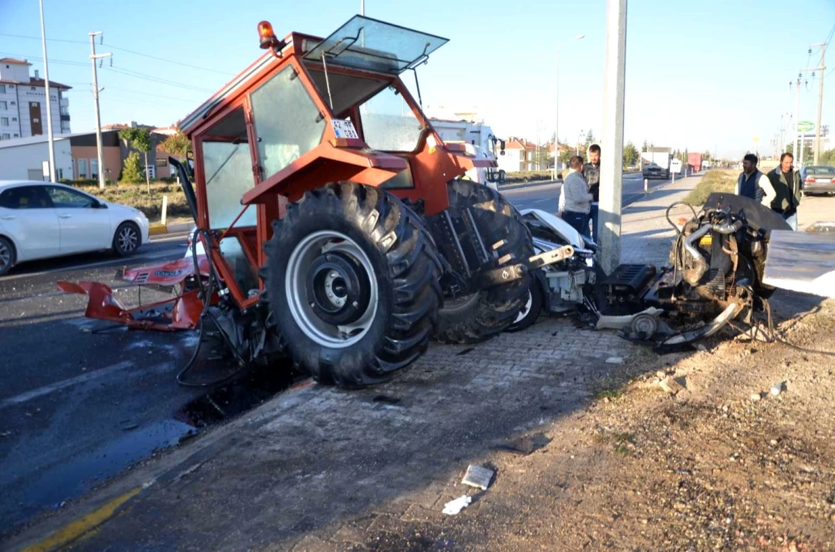 Kavşakta tırın ve otomobilin çarptığı traktör ikiye bölündü: 1 ölü, 2 yaralı