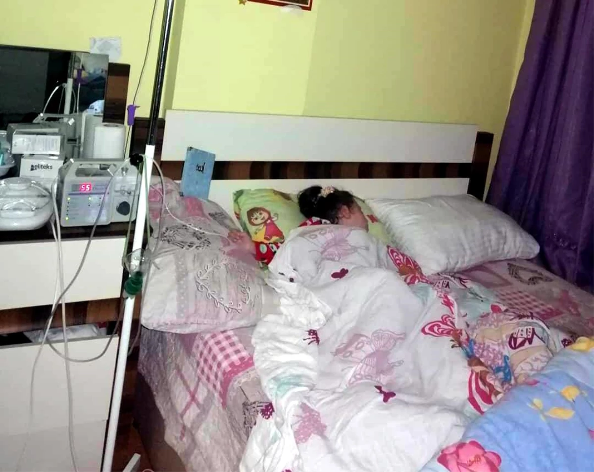 Kırşehir\'de sağlık çalışanları karnından beslenen Mina için seferber oldu