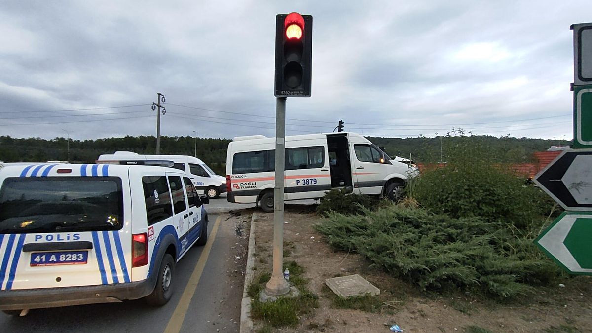 Son dakika haberi! Kocaeli\'de işçi servislerinin çarpıştığı kazada 5 kişi yaralandı
