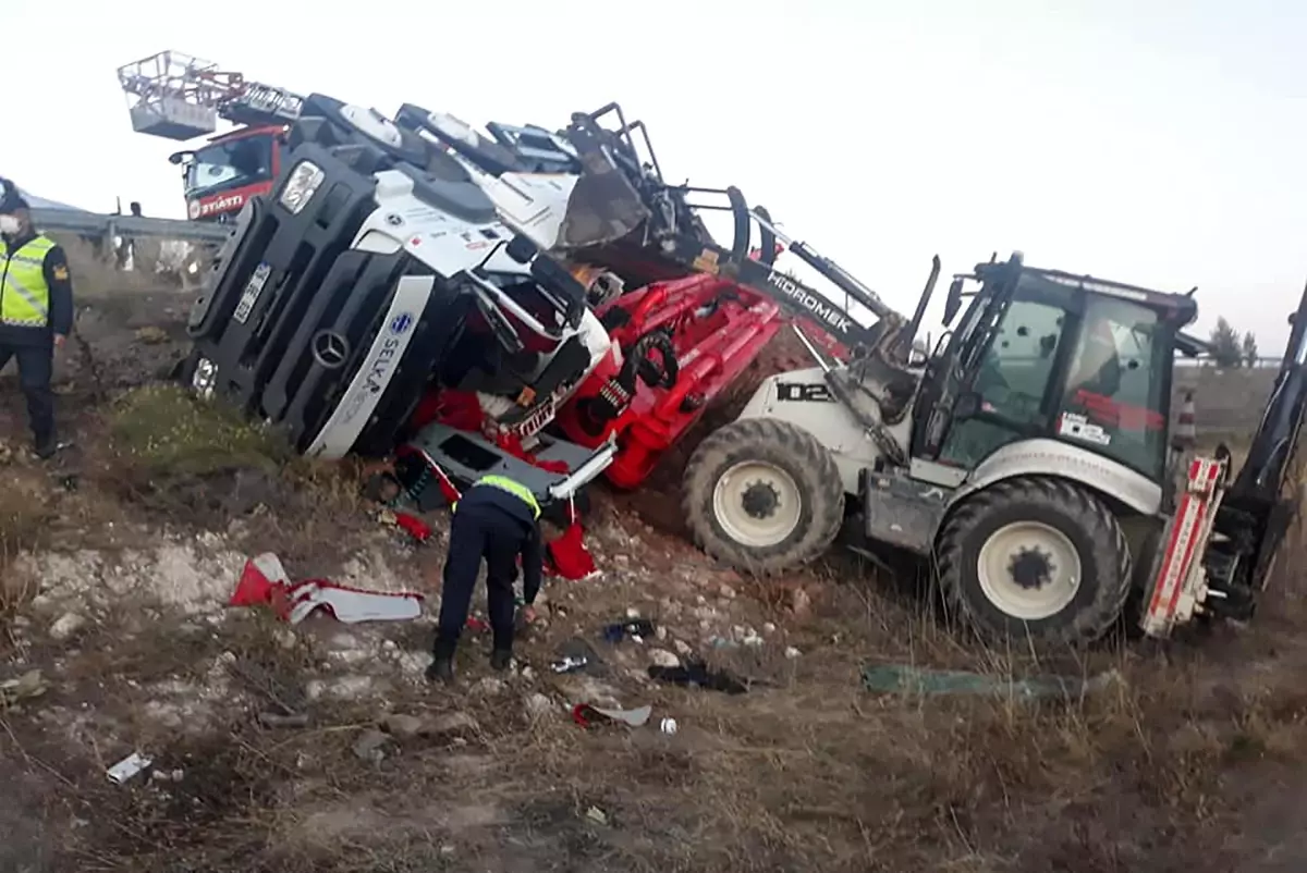 Kütahya\'da beton mikseri devrildi, sürücü öldü, bir kişi yaralandı