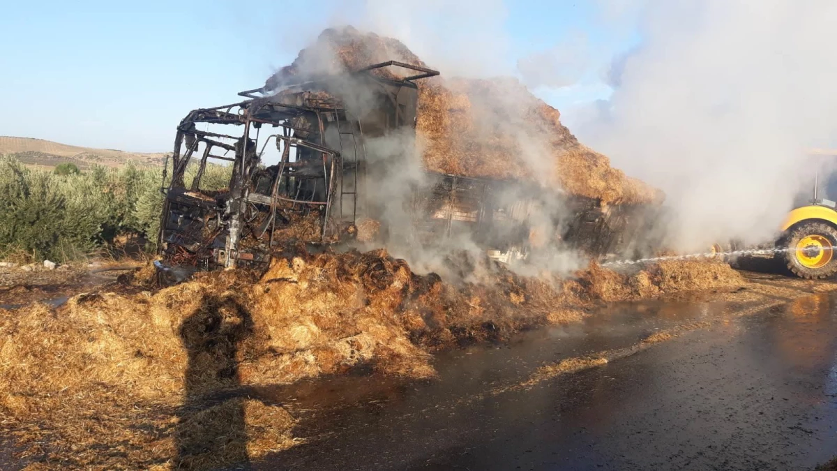 Son dakika haber: Manisa\'da kamyonetin kamyona çarpması sonucu çıkan yangında 1 kişi öldü