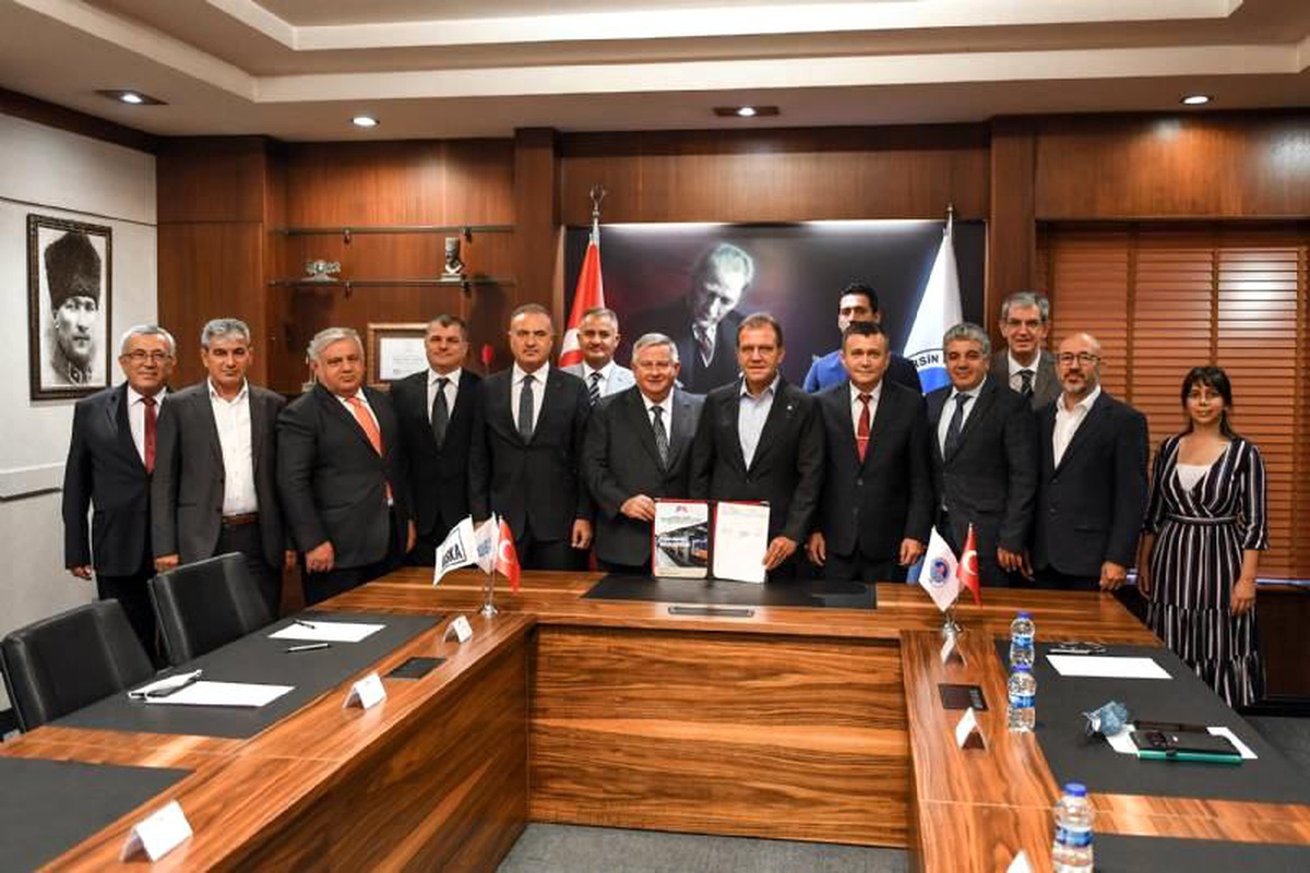 Mersin İçin Tarihi Gün: Metro Projesinde İmzalar Atıldı