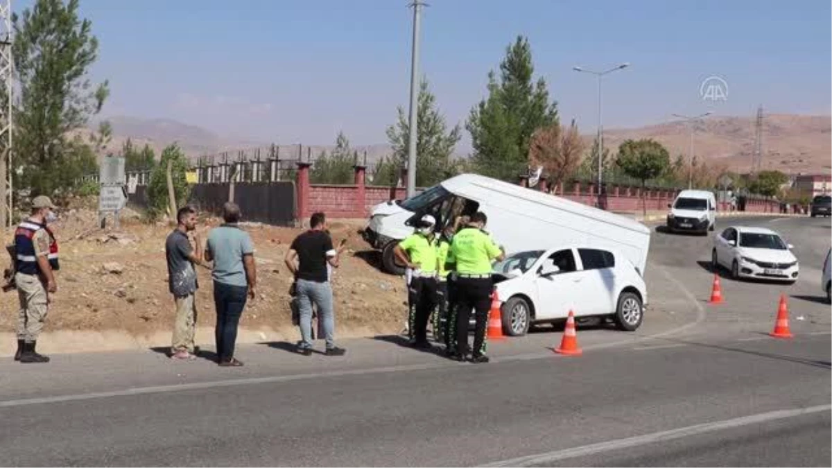 Minibüsle otomobilin çarpışması sonucu 9 kişi yaralandı