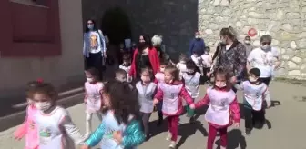 Öğrenciler sokak hayvanlarını besledi
